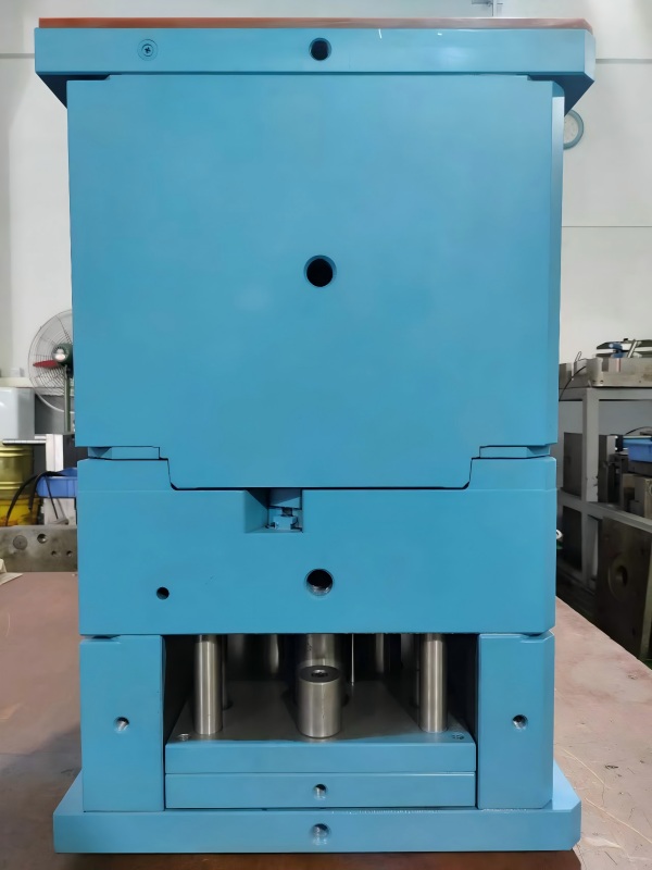 High-precision-gas-assist-injection-mold-with-P20-steel-core-and-multi-cavity-layout1