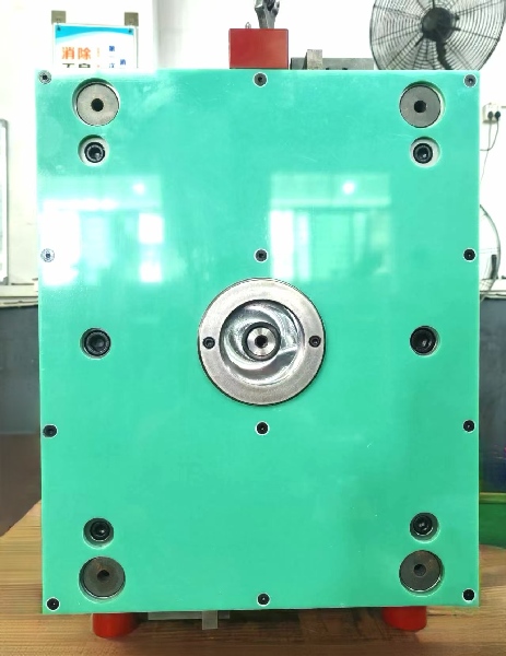 Hot-runner-mold-assembly-for-injection-molding-production