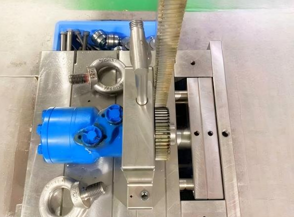 Precision-unscrewing-mold-from-professional-plastic-mould-supplier.