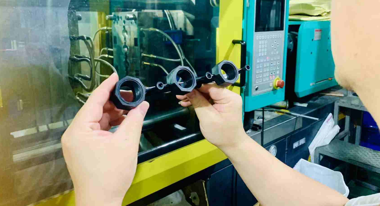 Rack-and-pinion-unscrewing-mold-type-driven-by-hydraulic-cylinder.