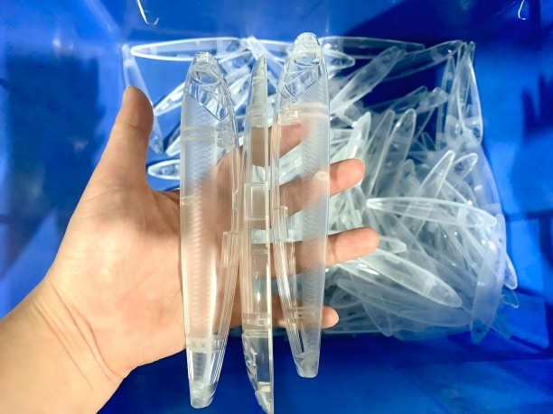 Clear-ABS-hard-plastic-fishing-lures-injection-molded-for-crankbaits-and-jerkbaits