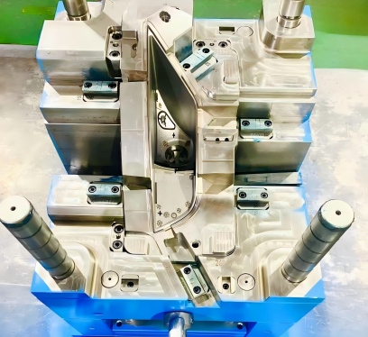 Complex-automotive-mold-with-multiple-sliders-and-lifters-built-to-prevent-warpage-and-ejection-failure-on-deep-rib-parts