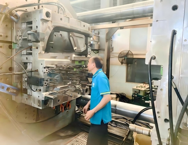 EV-lightweighting-automotive-part-in-glass-filled-resin-mounting-bracket