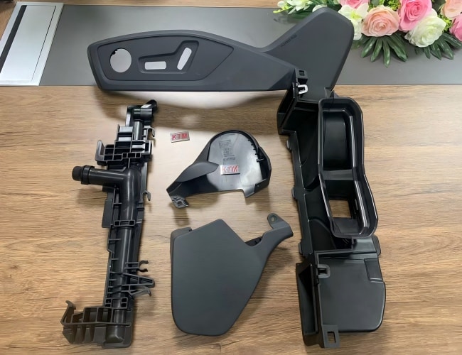 Glass-filled-under-hood-automotive-reservoir-and-ventilation-duct-molded-in-PA66-GF30