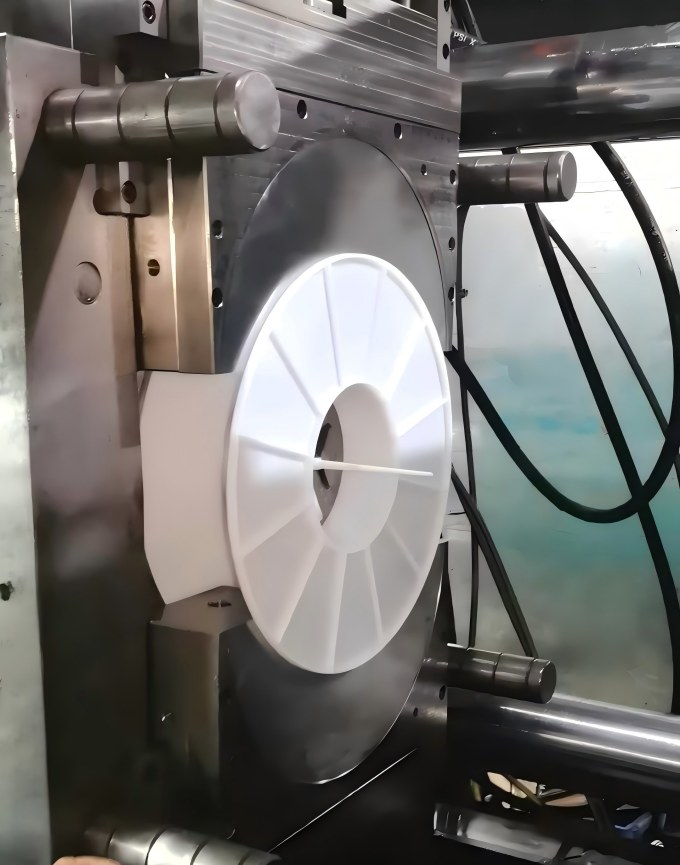 PP-plastic-spool-warped-flange-versus-HIPS-plastic-spool-holding-flat.