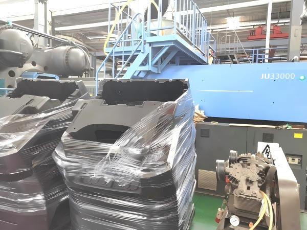 Injection molding machines in a production workshop