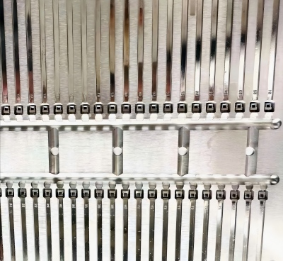 Hot runner feeding cold runners in a cable tie mold